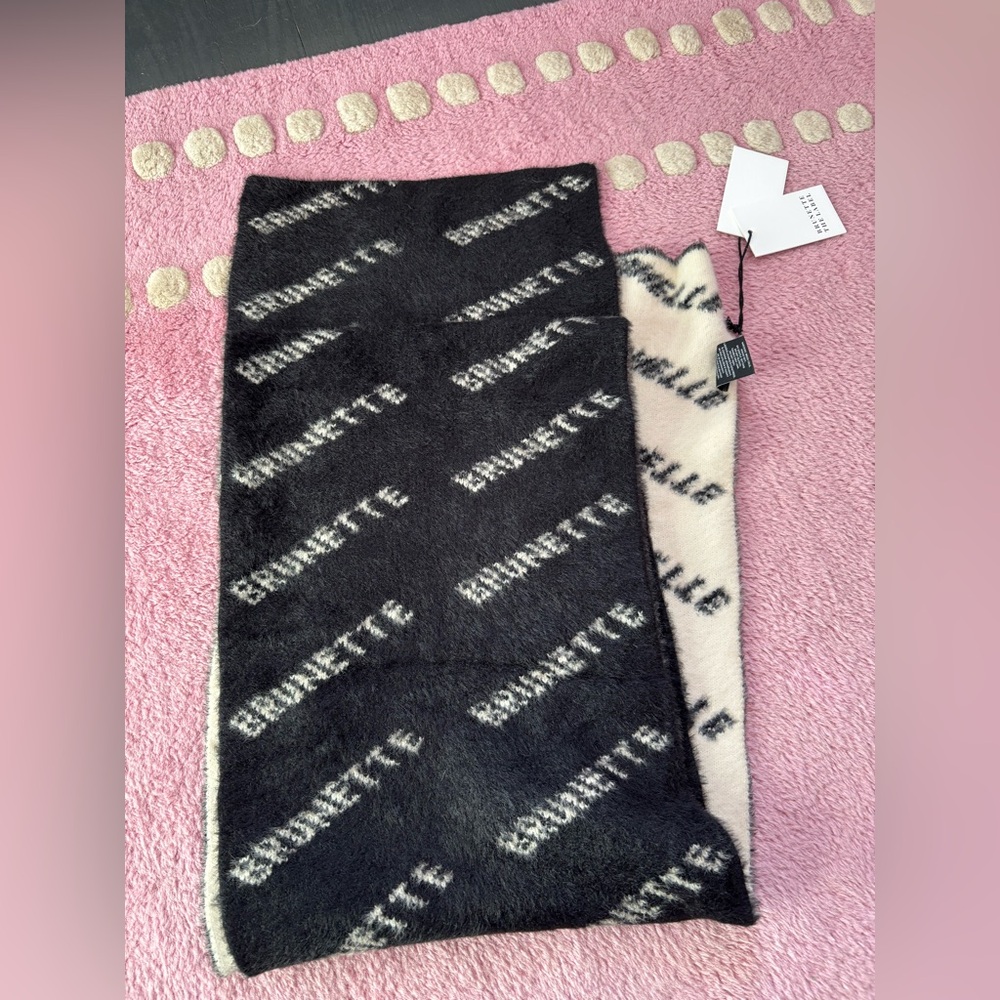 Brunette The label knit scarf